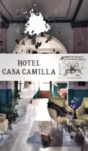 韦尔巴尼亚Hotel Casa Camilla的一张带椅子和桌子的酒店casa cantina标志