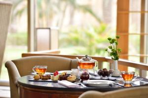 吉达吉达洲际酒店的一张桌子上放着一盘食物和茶