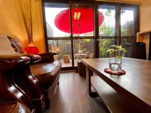 京都近江旅馆的带沙发、桌子和窗户的客厅