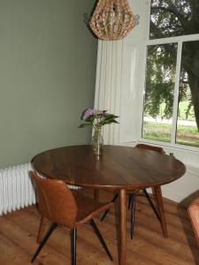 贝德姆Het Ellerhoes的餐桌、椅子和花瓶