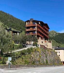 索尔德乌Luxury Treeline Residence with Hot Tub - By Ski Chalet Andorra的山边的建筑