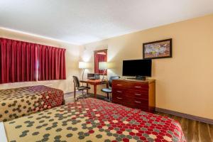 盖洛普盖洛普伊克诺旅店的酒店客房配有一张床和一张书桌及一台电视