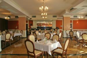 Hotel Supraśl餐厅或其他用餐的地方