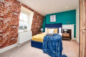 巴斯The Stunning Duplex Gem in The Heart of Bath的一间卧室设有砖墙和一张床