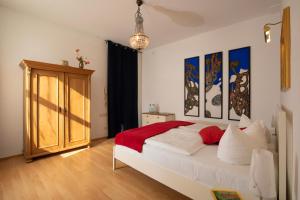 萨斯尼茨Fürstenhof - Ferienwohnung 106的卧室配有一张白色大床,墙上挂有绘画作品