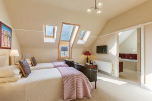 邓加文Dún Ard的卧室配有一张床、一张书桌和窗户。