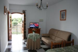 埃尔博斯克El Almendral的客厅配有沙发和桌子