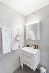 埃帕林格斯Olympia Homes beautifully furnished flats的浴室设有白色水槽和镜子