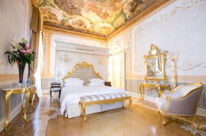 威尼斯Ca' Bonfadini Historic Experience的一间卧室配有一张天花板上绘画的床