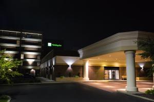 费尔伯恩Holiday Inn Dayton/Fairborn I-675, an IHG Hotel的夜间有灯的医院大楼