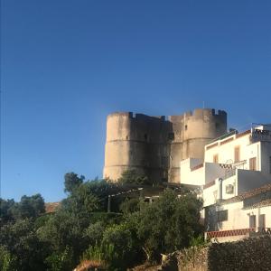 埃武拉蒙特The Place at Evoramonte的山顶上的城堡