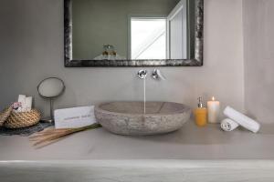 费拉阿德蒙德套房酒店的浴室水槽设有大型石碗