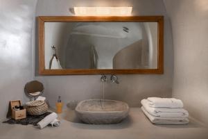 费拉阿德蒙德套房酒店的浴室配有盥洗盆、镜子和毛巾