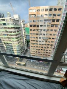 香港Oasis Apartments的窗户享有高楼城市美景