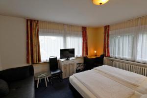 希尔登维登洛夫酒店 的酒店客房,配有床和电视
