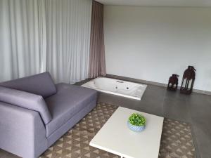 伊塔比里图Capão do Cerrado Pousada e Spa的客厅配有沙发和桌子