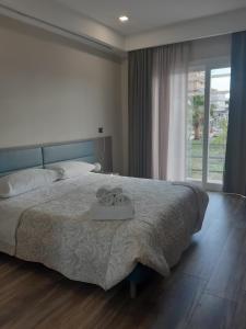 维博瓦伦蒂亚码头SARACENO HOTEL的一间卧室配有一张床,上面有两条毛巾