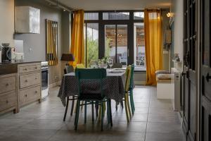 SteenwerckChambres D´Hôtes Herbes Folles的厨房配有桌椅