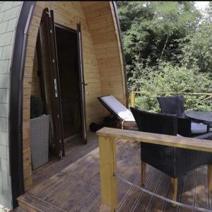 查查克Glamping Jezero的木甲板配有桌椅