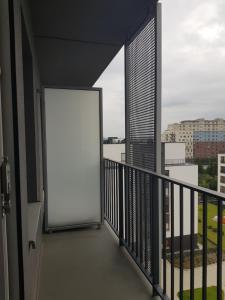 卡托维兹Sun Apartment Katowice Chorzów的阳台的白色门