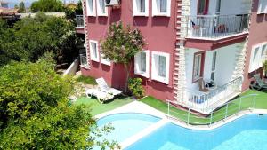 达利安雅库特公寓酒店的享有带游泳池的房屋的空中景致