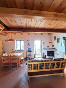 托尔诺Maison de Neige #Bluchalet的一间厨房和带木制天花板的用餐室