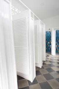 卡塔赫纳República Hostel Cartagena的一间铺有瓷砖地板的房间内的一排白色厕所