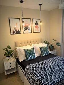 佩尼多Vila Noel Premium的卧室内的一张床铺,墙上挂着照片