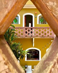圣克里斯托瓦尔-德拉斯卡萨斯Casa Cafeólogo的享有黄色建筑的景致,设有阳台。