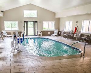 克拉里恩Quality Inn的一个带桌椅的大型室内游泳池