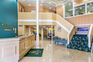 米德尔敦Quality Inn & Suites Middletown - Newport的医院大厅,有楼梯