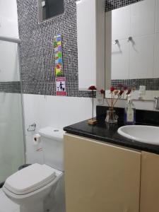 伊尔哈德博伊巴Charme do Dido的浴室配有白色卫生间和盥洗盆。