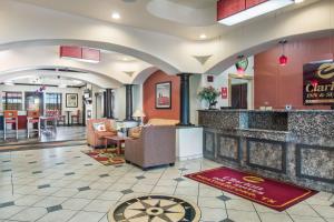 韦瑟福德Clarion Inn & Suites Weatherford South的大堂,餐厅,酒吧