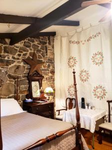 盖茨堡Battlefield Bed & Breakfast的一间卧室设有一张床和石墙