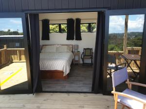 棕榈滩旷野时光旅馆的一间卧室设有床和滑动玻璃门