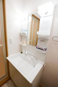 东京Tokyo Enjoy Hotel的浴室设有白色水槽和镜子