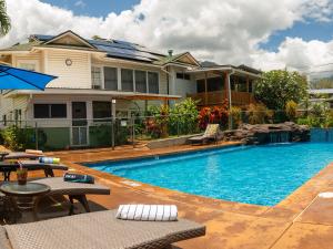 怀卢库威陆库旅馆的房屋前有游泳池的房子
