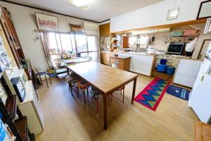 长崎渡邊民泊的一间带木桌的厨房和一间餐厅