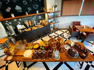 约阿尼纳Aar Hotel & Spa Ioannina的填满了各种食物的桌子