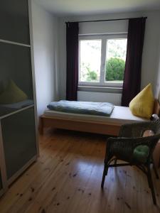 里登堡Ferienwohnung Betz的一间小卧室,配有床和窗户
