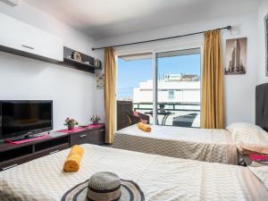 阿罗纳603 studio comodoro first sea line的酒店客房设有两张床和一个阳台。