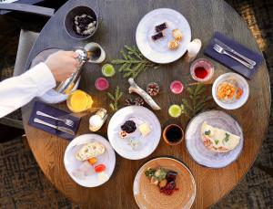 罗瓦涅米乌拿斯瓦天空拉普兰酒店的一张木桌,上面放着食物盘