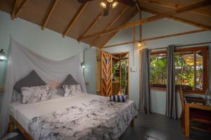 阿贡达Goa Cottages Agonda的一间卧室,卧室内配有一张大床