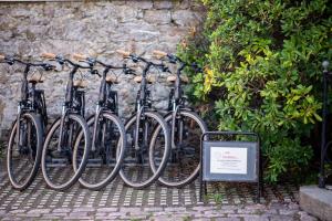 圣马洛维尔弗洛姆伊酒店的停在石墙旁边的一排自行车