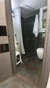 卡瓦拉City Center Comfortable Studio Apartment的浴室配有白色卫生间和盥洗盆。