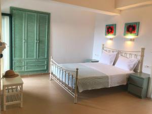 斯基亚索斯镇Azzurro的一间卧室设有一张床和一个绿门