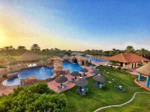 艾恩艾恩达纳特度假酒店的享有度假村游泳池的空中景致
