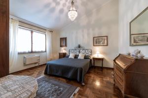 维泰博Villa dei Gelsomini, Residenza nel verde的一间卧室配有一张床和一个梳妆台