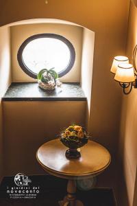 拉默齐亚泰尔默giardini del Novecento的窗户房间里一张桌子,上面放着碗