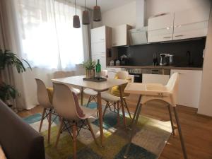 纽伦堡AM City Apartment 24h Self-Check-In, Free Parking, U-Bahn 350m, Netflix的厨房以及带桌椅的用餐室。